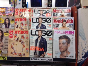 ポーランド代表監督・アンティガが雑誌の表紙を飾り、プレイボーイの横に並ぶ
