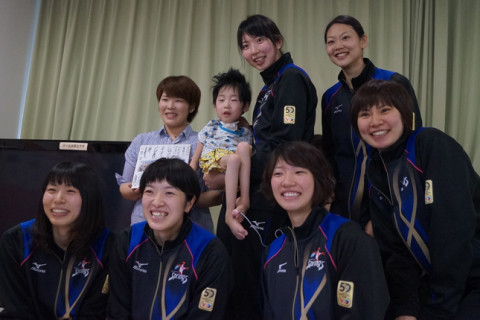 久光製薬石井選手ら、神戸大学医学部附属病院を訪問　子供たちと笑顔でふれ合う サムネイル