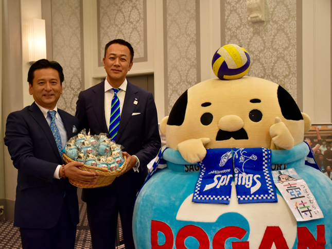 左から佐賀県知事・山口祥義、久光製薬株式会社代表取締役社長(COO)中冨一榮(なかとみ かずひで)氏、佐賀県観光PRマスコット・壺侍(つぼざむらい)