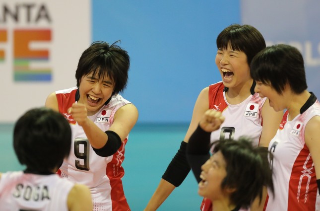 Japanesesplayerssharetheirenthusiasmafterscoringapoint
