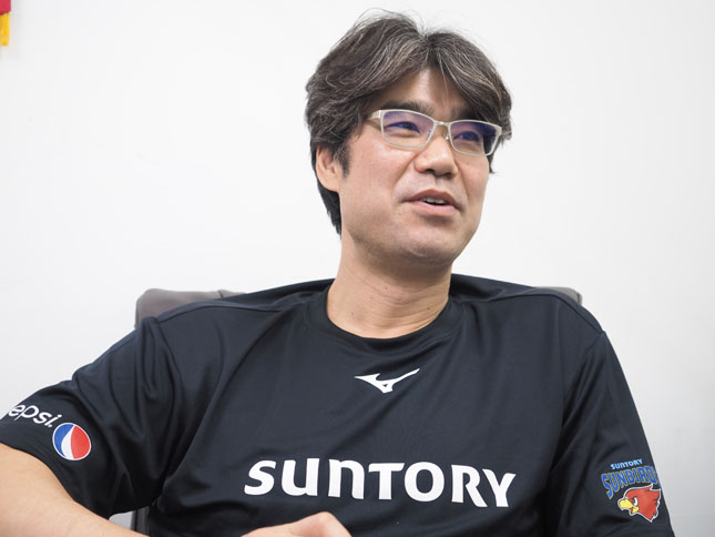 新監督に聞く　サントリー荻野正二「テーマはつなぐ」