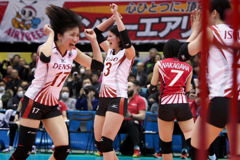 東レ・黒後愛「自分たちのいいところが出ていたのに勝ち切れなかった」　デンソー・鍋谷友理枝「サーブで崩し、拾って切り返すという展開がうまくいった」 サムネイル