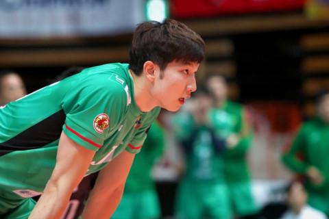 勝利がスルリ　JT悔しい逆転負けも新加入の中国代表・劉が活躍　新生V.LEAGUE開幕戦 サムネイル
