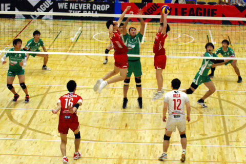 V2男子リーグ終盤戦へ　逆転優勝を目指す富士通カワサキレッドスピリッツ、川崎ホームゲーム1日目レポート サムネイル