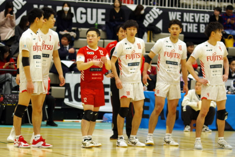 V2リーグ男子　富士通、ホームゲーム連勝で優勝争いの中心へ　山本監督「みんな出て勝つチームづくりへ方針転換」 サムネイル