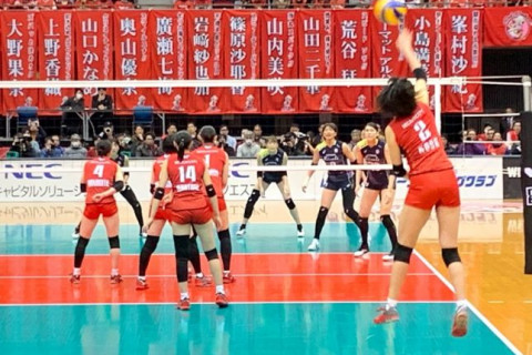 JTがファイナル８進出を決める。NECがホームで日立をストレートで下し、東の首位に　V1リーグ女子 サムネイル