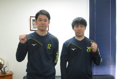 堺ブレイザーズ　山本智大×小池勇輝 「先輩後輩というよりは、いい意味で友達感覚。サーブレシーブは高校時代からの共同作業だから、確認作業なしでもバッチリです」 サムネイル
