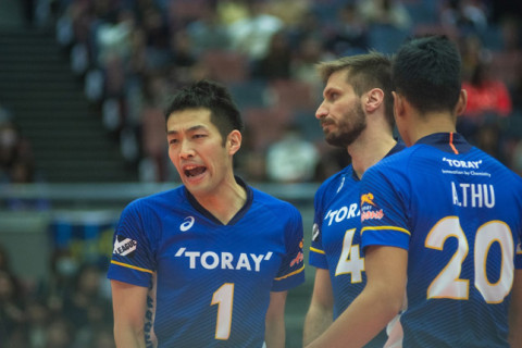 東レ富松崇彰「サーブでクロスゲームをものにできた」小林敦監督「うちは外国人二人の攻撃力が高いので、どのセッターが一番その二人に合わせられるか」 サムネイル