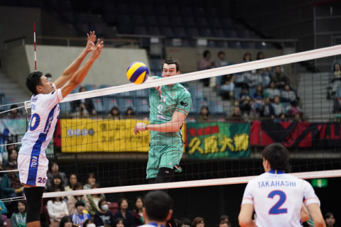 JTが連勝でファイナル進出　両外国人のブロックが炸裂　V1リーグ男子ファイナル３ サムネイル