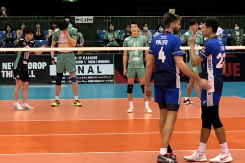 ＪＴが接戦を制して東レを破る　V1リーグ男子ファイナル３第１日目 サムネイル