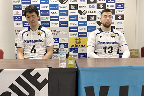 パナ深津英臣「東レのセッターのデータがなくて掴みきれなかった」クビアク「敗戦は過ぎ去ったこと。明日以降にフォーカスしたい」 サムネイル