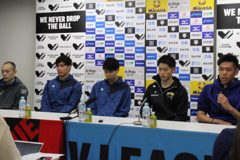パナソニック川村慎二監督「選手全員が最後まで諦めず素晴らしかった」久原翼「難しいことは考えず、やるべきことを確実にやるだけ」 サムネイル