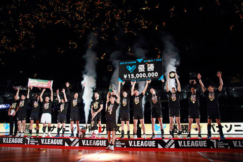 フォト：V.LEAGUE男子表彰式(優勝・準優勝・最高殊勲選手・ベスト6など） サムネイル