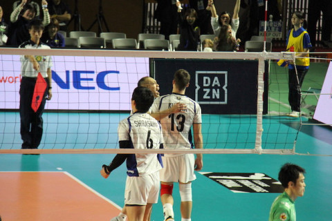パナソニックが辛勝　V1リーグ男子ファイナル第１戦 サムネイル
