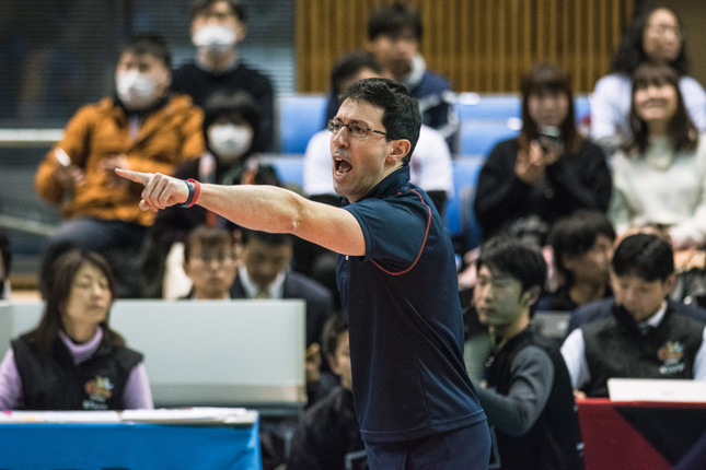 FC東京　ロディ監督とデロッコ・ジェイソンが黒鷲旗をもって退団