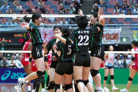 青山学院大がデンソーにフルセットで競り勝つ。東レ、JT、NECなどは順当勝ち　黒鷲旗女子5月1日結果 サムネイル