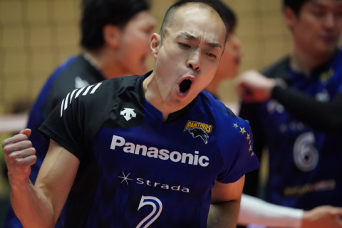 深津英臣（パナソニック）「来季は、もう1回優勝しなきゃいけない。そしてリオ五輪最終予選の悔しさを晴らすべく来年の五輪に向けてがんばります」 サムネイル