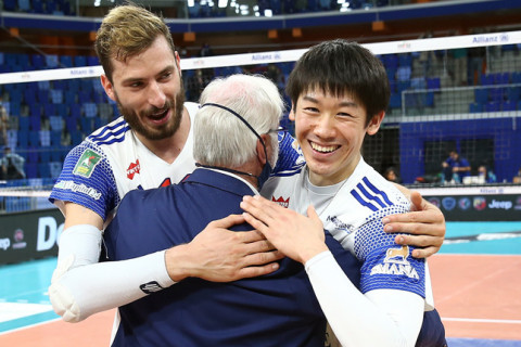 石川祐希（イタリア1部・ミラノ）、有観客の開幕戦を快勝！「今日の試合で11得点したので、イタリアで日本人初のの通算得点で『1000得点』という記録を出すことができ、非常に嬉しく思っています」 サムネイル