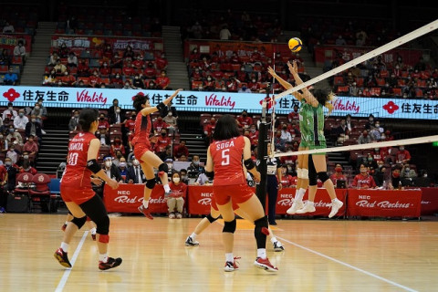 NECが昨年覇者のJTに3-1で勝利し、2勝目。姫路が埼玉上尾にフルセットで競り勝つ　V1女子 サムネイル