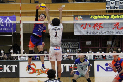 東レ篠田監督、開幕戦で新人3人抜擢も惜しくも息切れ サムネイル