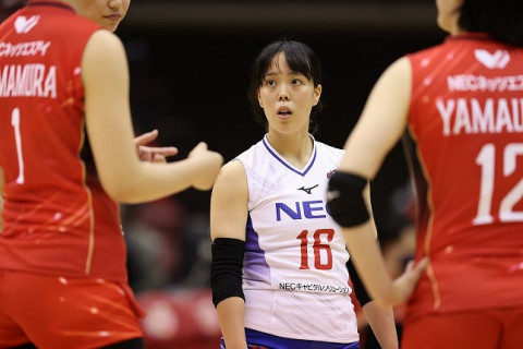 開幕３連勝！　NECレッドロケッツ   金子隆行監督「コートの６人以外の選手も含め、全員で戦うのがNECのチームカラー」 サムネイル