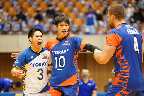 東レ・星野「布陣を変えて試合をやって、少し戦える感じになった」、富松「サーブで攻めるとこっちのペースにどんどんなりやすくなる」V1男子記者会見 サムネイル