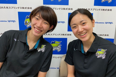 石井優希「マナは気配り上手で先輩にも後輩にも慕われるタイプ」、戸江真奈「ユキさんは攻守の要で何でもできる。でも、バレーを離れると笑わせてくれます」　久光スプリングス新旧キャプテンインタビュー サムネイル