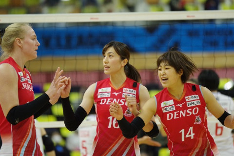 東レが岡山をストレートで下し、無傷の10連勝。デンソーがNECをフルセットで破り、7勝目。PFUが日立に3-1で勝ち、今季初白星　V1女子 サムネイル