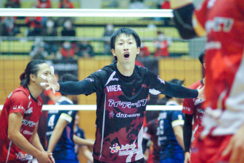 ヴォレアス北海道、元日本代表リベロ渡辺俊介の移籍初戦をストレート勝利で飾り、全勝富士通を追走　V2男子 サムネイル