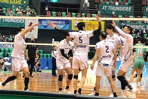 【バレー】日本人対決はパナソニックが快勝2位浮上・兒玉「初スタメンで緊張したが貢献できた」FC東京ホームで連日フルセットでしのぎ切る　V1男子 サムネイル