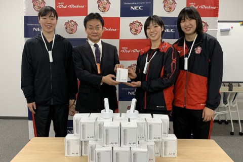 NECレッドロケッツ、NECフィールディングから「首掛け型 空気清浄機」の無償提供を受ける サムネイル