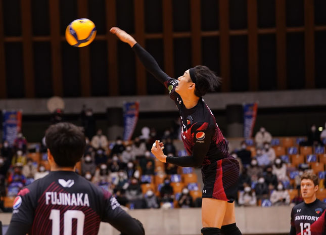 柳田将洋「東レさんがかなりプレッシャーを掛けてきたが耐えながら要所で得点できたのが勝因」山村監督「ブロックタッチとデイフェンスからの切り返しがうまくいった」V1男子会見