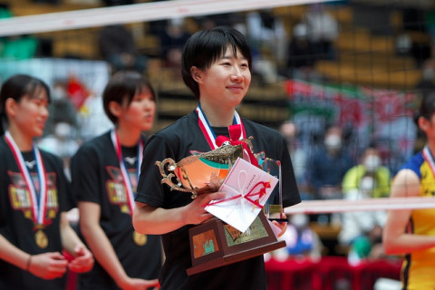 V1女子　2020-21シーズンの個人賞を発表。MVPの小幡真子はベストリベロ、サーブレシーブ賞も。元・久光の新鍋理沙さんはVリーグ功労賞を受賞 サムネイル