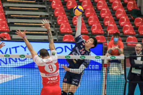 石川祐希、イタリア通算1300得点に達するも、レギュラーシーズン8位終了が確定「残り1試合を勝ってプレイオフに臨みたい」 サムネイル