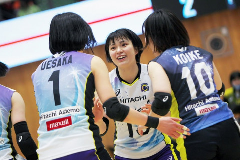 4試合中3試合がフルセットに。日立、KUROBE、JTが激闘を制す。久光は岡山に3-1で勝ち、Aグループ首位をキープ　V1女子 V Cup サムネイル