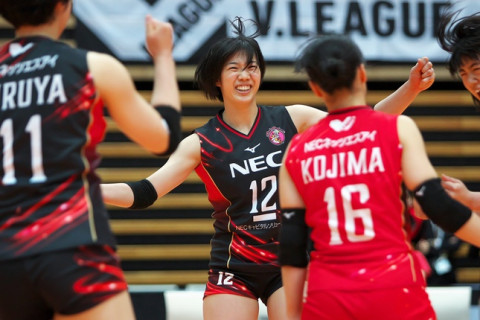 セミファイナルは2試合ともフルセットに！ NECと埼玉上尾が激闘を制し、決勝進出　V1女子 V Cup サムネイル