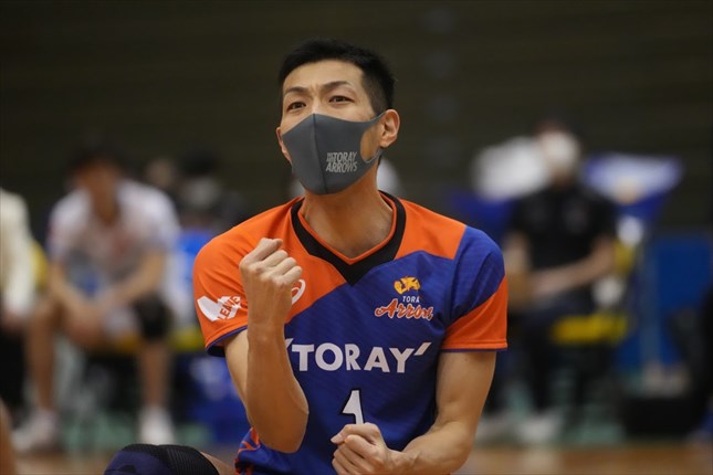 高橋健太郎「サーブは入れにいっていたときもあったが、どうせ入らないなら思い切り打とうと考えを変えたら入るように」富松「健太郎は持ち前の明るさが強み」東レ会見