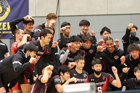 上位チームが順当勝ち　JT広島が6位浮上　サントリー山村監督「堺のオポジットが予想と違ったが、試合中に修正できた」V1男子 サムネイル