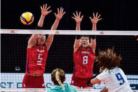 女子日本代表、タイをストレートで下し、初戦勝利。荒木絵里香主将「いいスタートが切れてよかった」　VNL2021 サムネイル
