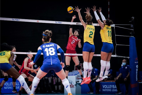 女子代表、ブラジルに1-3で敗れ、3位決定戦へ。古賀紗理那「個人的にもう少しオフェンスで得点をとらないと厳しいと感じた」VNL準決勝 サムネイル