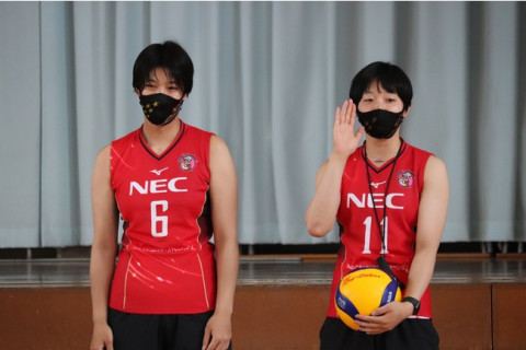 NECレッドロケッツが川崎市の小学校で「ふれあい教室」を開催。上野香織、古谷ちなみがバレーボールを指導 サムネイル