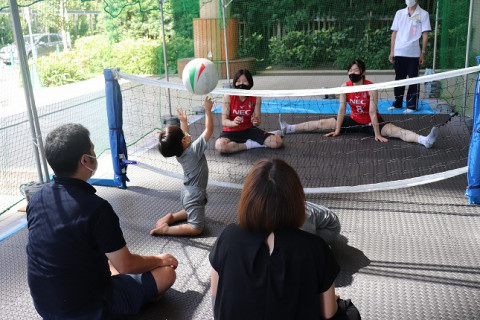 NECレッドロケッツが地元・武蔵小杉（川崎市）でイベント参加。シッティングバレーなどを楽しむ　 サムネイル
