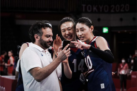 女子準々決勝、各チームのコメント 韓国ラヴァリーニ監督「今日の戦いを100点満点で評価するなら？　5000点だよ」セルビア・オグニェノビッチ「ボスコビッチのような選手がいればとても楽になる」 サムネイル