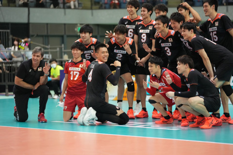 日本、オーストラリアに快勝、予選１位でベスト4進出　石川祐希主将「今日は途中で入った大宅選手、大竹選手に救われた」 サムネイル