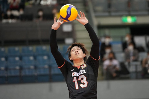 石川祐希主将「大宅選手とはユースからコンビを組んでいるので、自分に託される場面が予想できた」、大宅真樹「中国戦で起用されなかった自分への苛立ちを今日はモチベーションに変えた」　アジア選手権会見コメント サムネイル