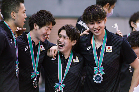 フォト 石川祐希、髙橋藍、宮浦健人ら 龍神NIPPON アジア男子選手権大会 表彰式 2021.09.19 千葉 サムネイル