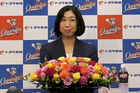 荒木絵里香引退報告会「いちばん影響を受けた選手は木村沙織。東京五輪後も会いに来てくれて思い出を語り合いました」 サムネイル