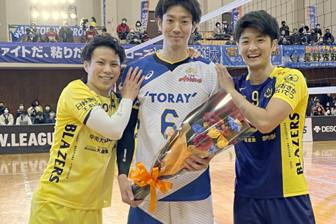 手塚大（東レ）が230試合出場で栄誉賞を受賞 「まだまだこれからもがんばっていきます！」　V1男子 サムネイル