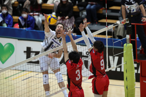 パナソニックが死闘を制しサントリーに連勝で3位浮上　柳田将洋が負傷退場　堺、東レも連勝　V1男子 サムネイル