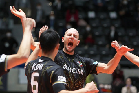 フルセットの大接戦の末、WD名古屋が5大会ぶり2度目の優勝　MVPのクレク主将「最後に自分がボールをヒットしてから床につくまでに10分くらい経ったような気がした」天皇杯 サムネイル